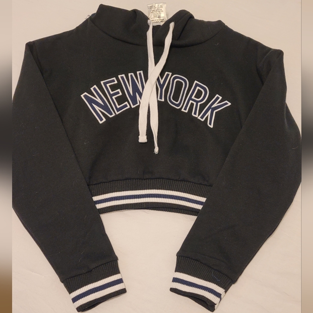 Black New York Cropped Hoodie